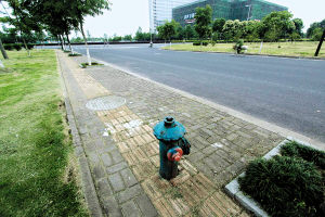 西区一盲道成"断头路"调查发现市区问题盲道